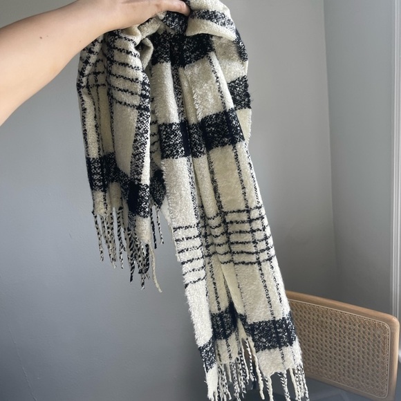 Oversized Fuzzy Black and Cream Blanket Scarf - Picture 5 of 6